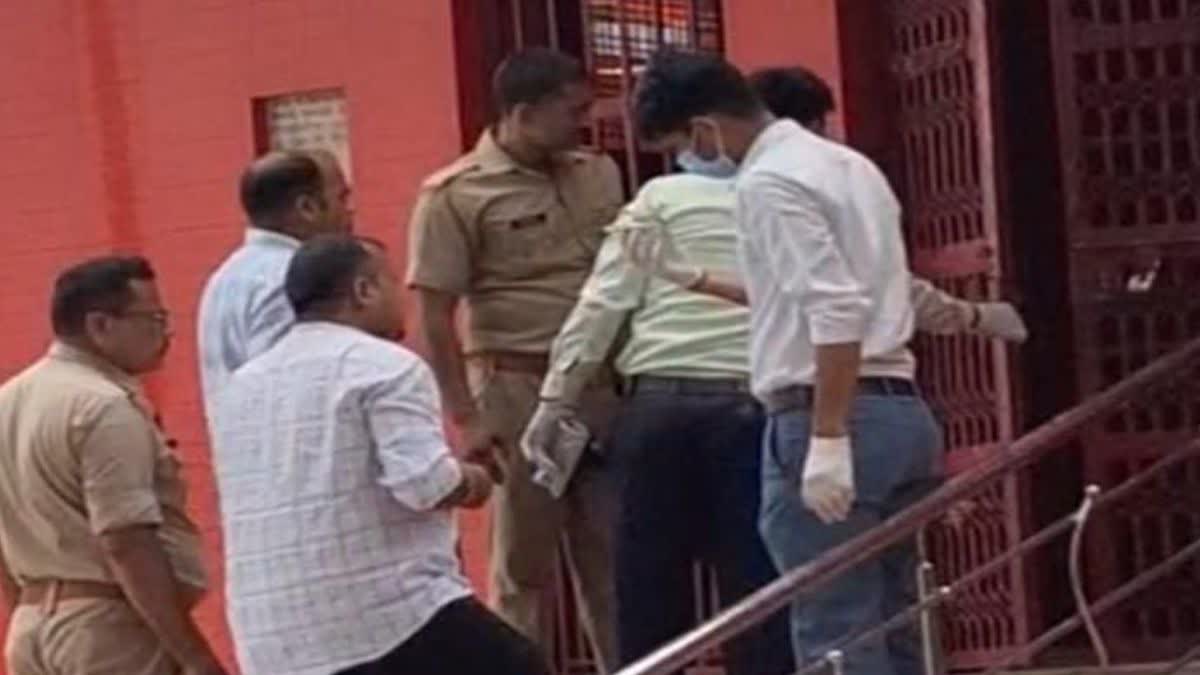 जांच करती पुलिस की टीम