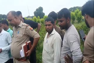 मौके पर मौजूद पुलिसकर्मी और स्थानीय लोग