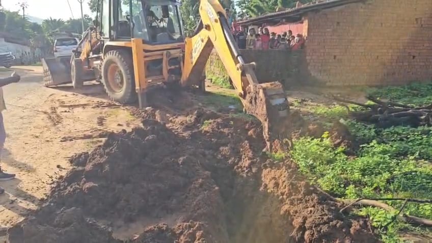 living laborer buried under soil
