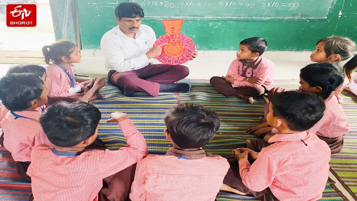 बच्चों के बीच सहायक अध्यापक राजन लाल.