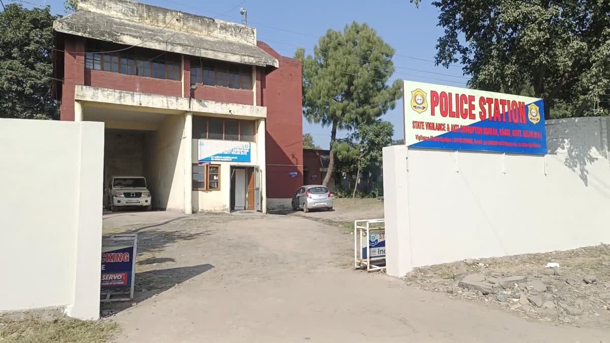 रिश्वत लेते हुए महिला पटवारी गिरफ्तार