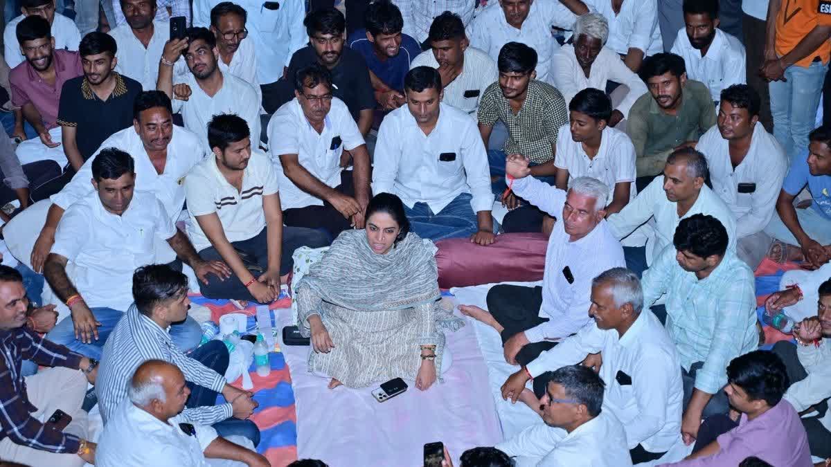 पूरी रात धरने पर बैठीं दिव्या मदेरणा