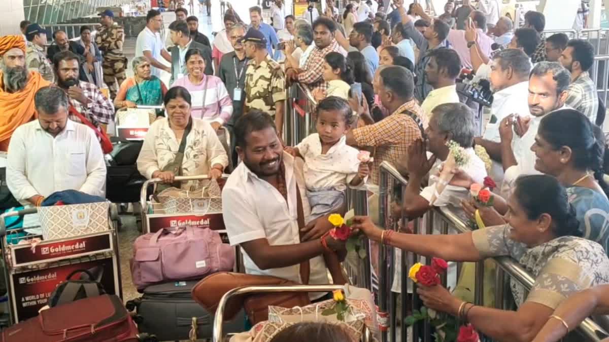 நேபாளத்தில் சிக்கி திரும்பிய தமிழர்களுக்கு வரவேற்பு
