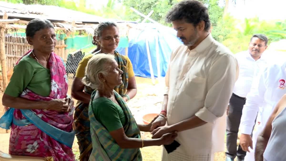 மூதாட்டியுடன் அளவளாவிய முதல்வர் விஜய்