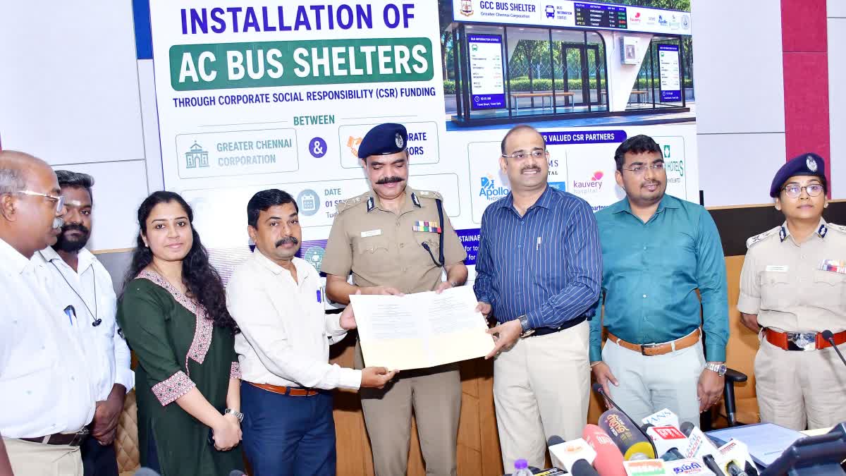 சென்னை காவல் ஆணையர் அமல்ராஜ் ஒப்பந்தத்தை பெற்றுக் கொண்டபோது