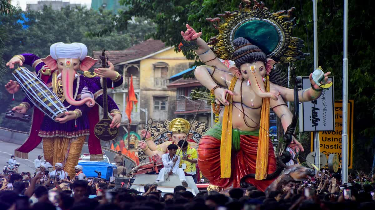 ମୁମ୍ବାଇରେ 'ଗଣେଶ ଚତୁର୍ଥୀ' ଉତ୍ସବ ପୂର୍ବରୁ ଲୋକମାନେ ଭଗବାନ ଗଣେଶଙ୍କ ଏକ ମୂର୍ତ୍ତିକୁ ମଣ୍ଡପକୁ ନେଇ ଯାଉଛନ୍ତି।