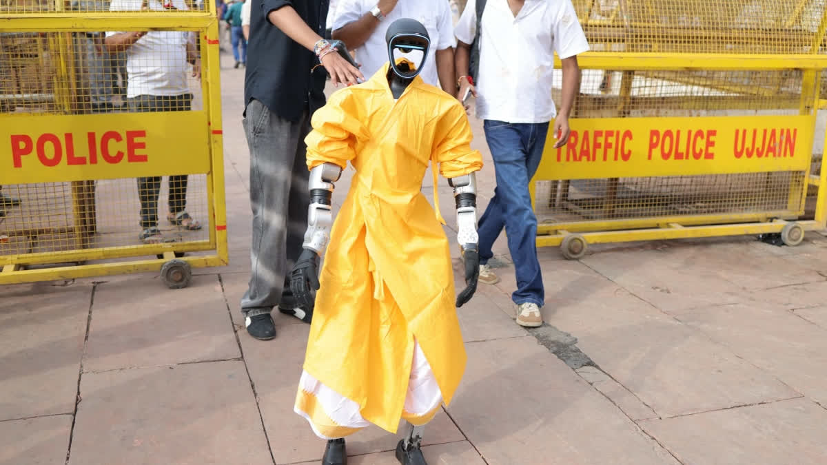 Humanoid Robot At Mahakal’s Procession In Ujjain, Showcasing A Blend Of Faith Aand Technology Humanoid Robot Joins Mahakal’s Procession In Ujjain