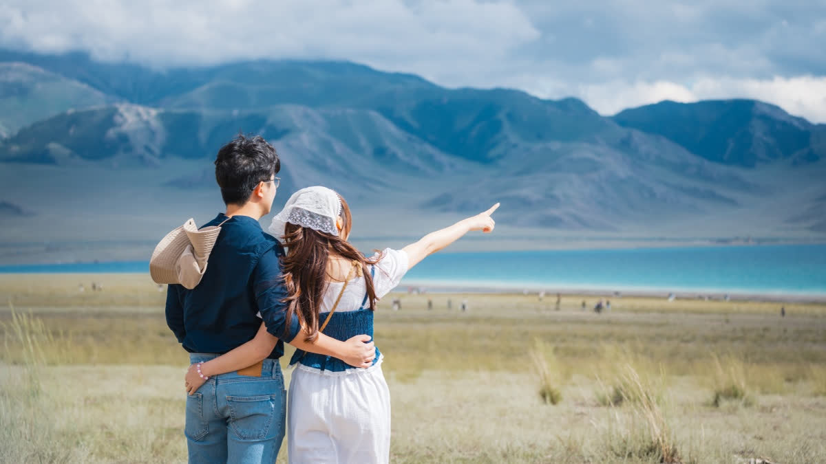 Dating Trend: Travel Is Becoming The Best Icebreaker Couple travelling