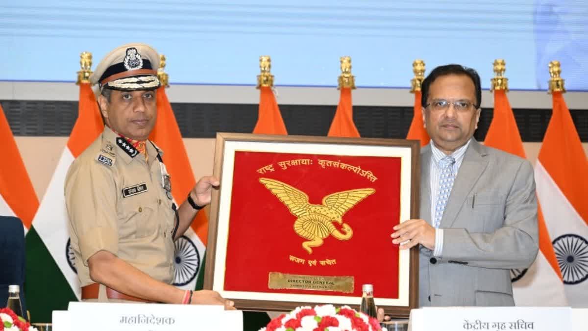 SSB Director General Sanjay Singhal presenting a plaque to Union Home Secretary Govind Mohan during the SSB Investiture Ceremony at Vigyan Bhawan in New Delhi