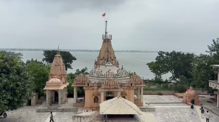 અરવલ્લી જિલ્લાના ભિલોડામાં ઇદ્રાસી નદીના કિનારે આવેલું મહાદેવનું મંદિર
