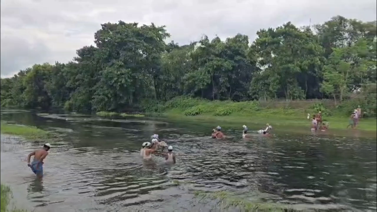 eople reach cemetery after crossed river