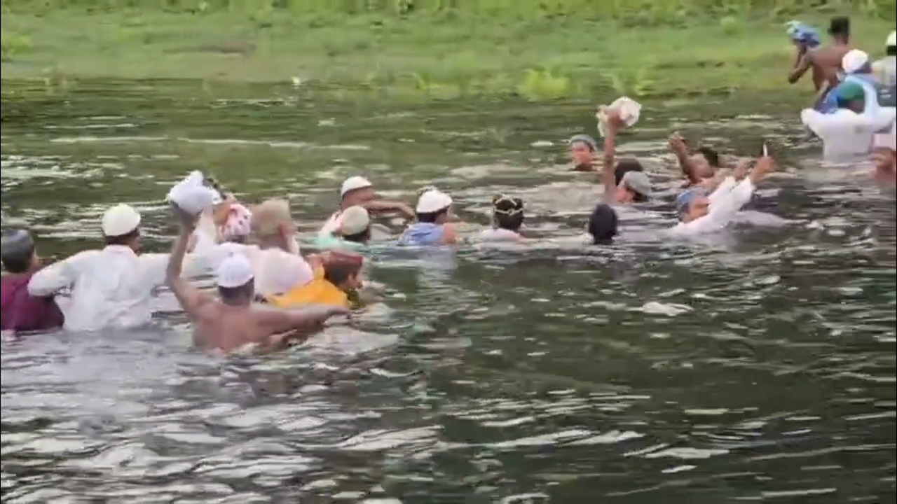 eople reach cemetery after crossed river