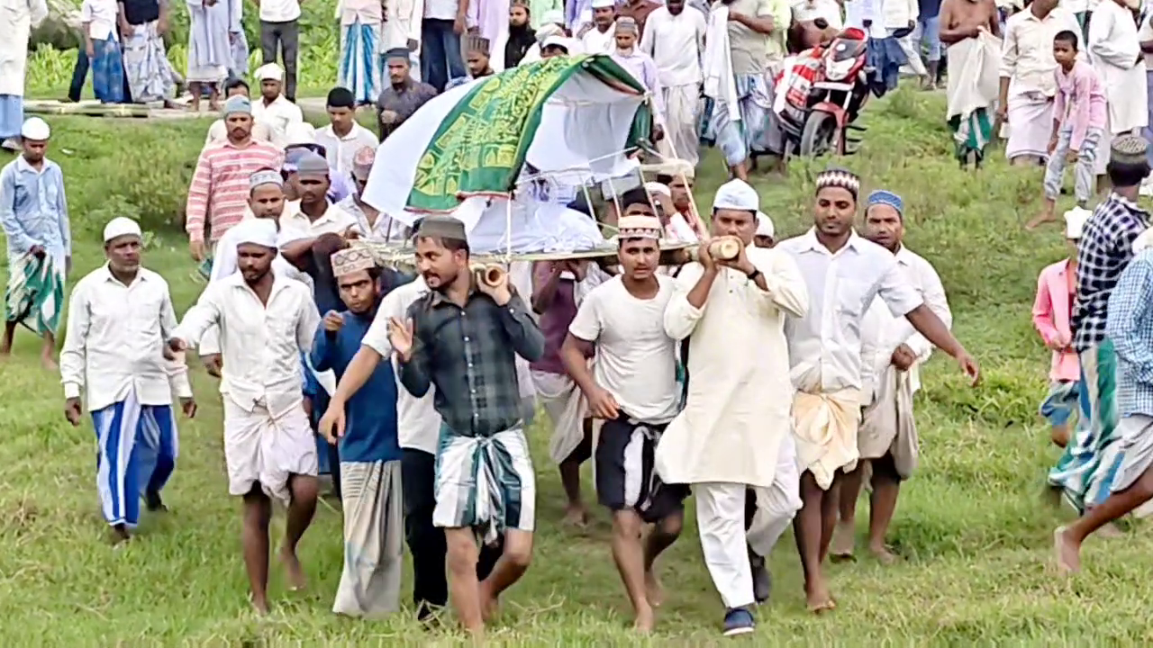 eople reach cemetery after crossed river