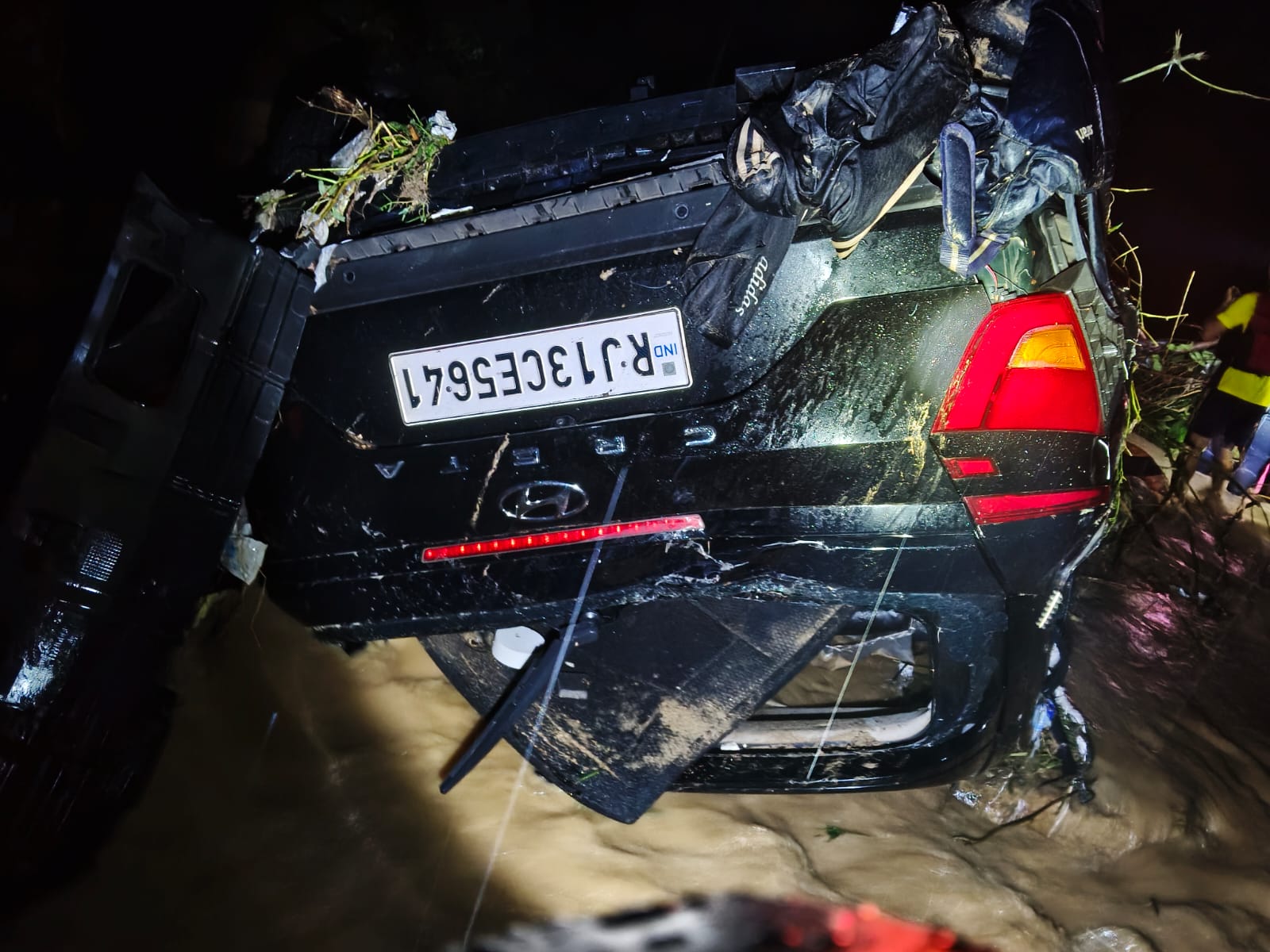 Car Swept Away In Floods In Dehradun :- देहरादून में बरसाती बहाव में बही कार, दो छात्रों की मौत !