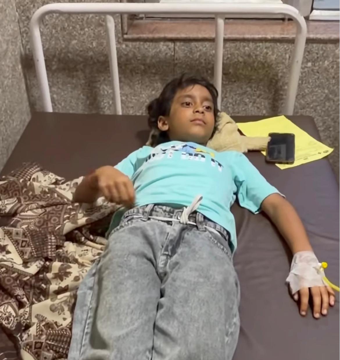 खीर खाने के बाद तबीयत बिगड़ने से अस्पताल में भर्ती छात्र