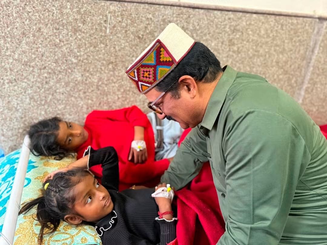 बीमार बच्चों से मिलते पूर्व मंत्री गोविंद सिंह ठाकुर