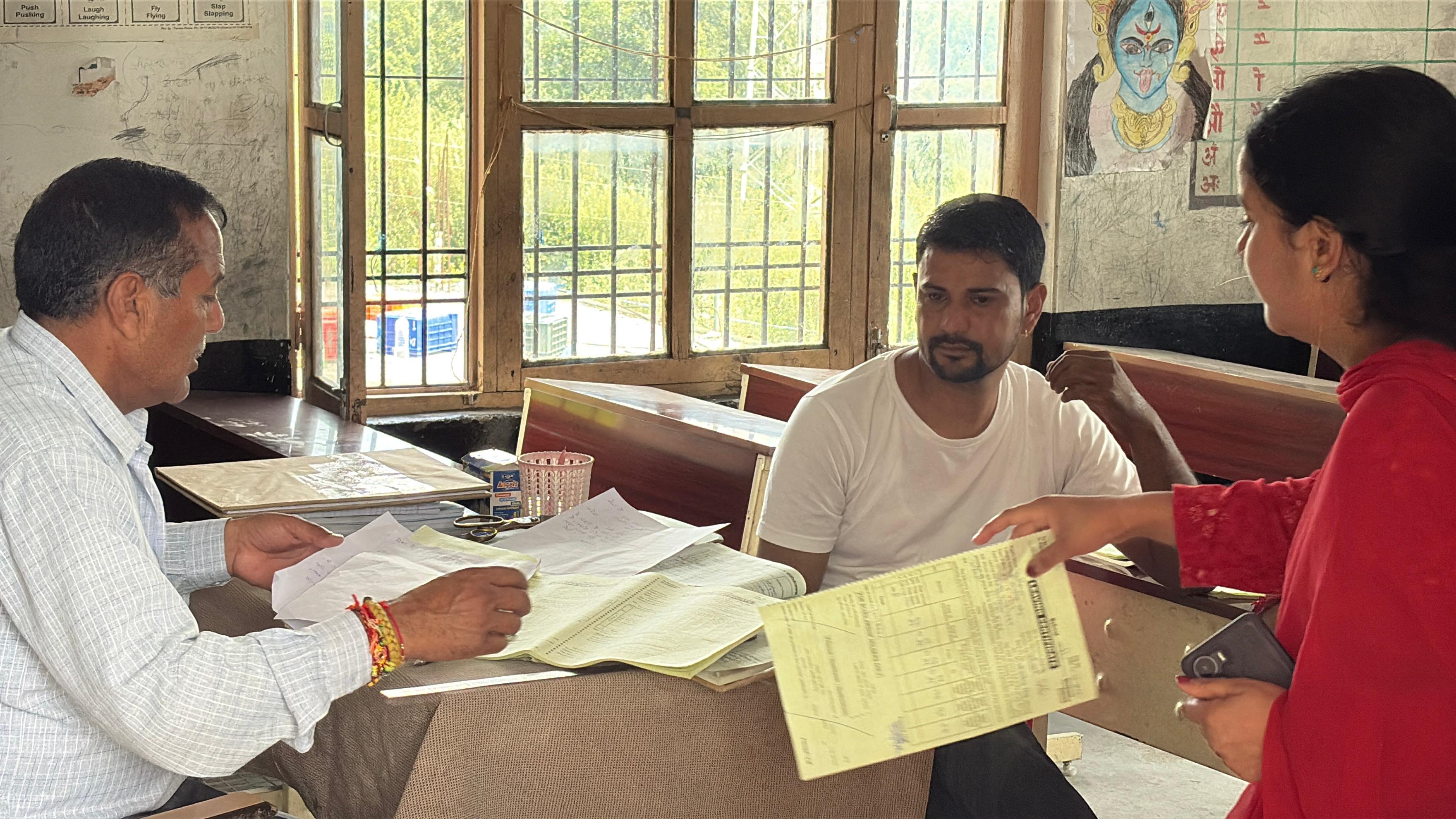 प्राथमिक विद्यालय बाड़ी में छात्रों का टीसी लेने पहुंचे अभिभावक