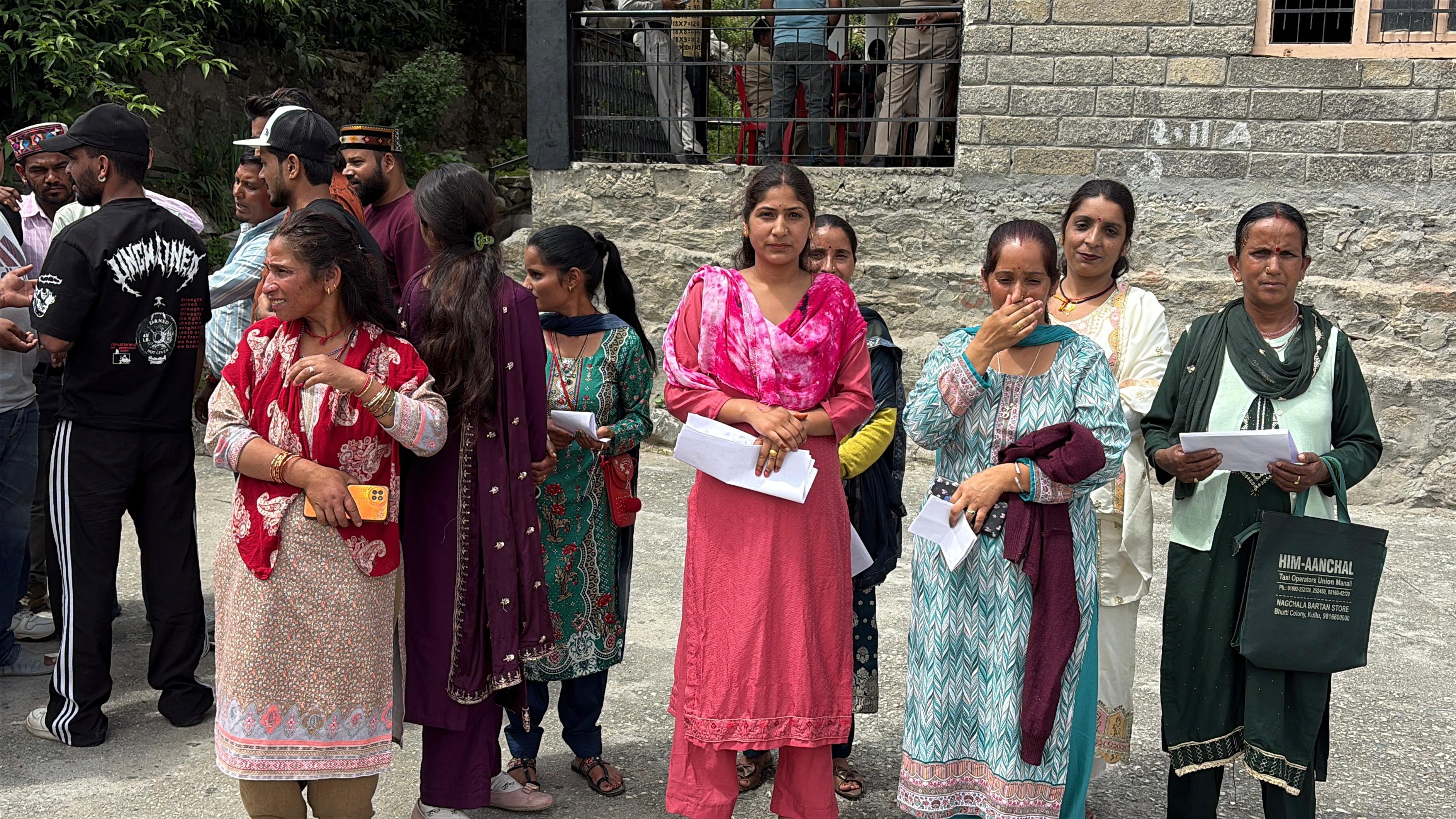 स्कूल से बच्चों का नाम कटवाने पहुंचे अभिभावक