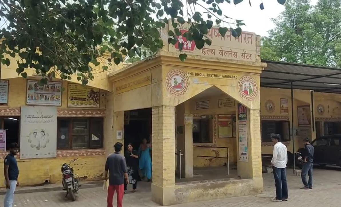 Woman delivers baby outside Dhauj PHC in Faridabad