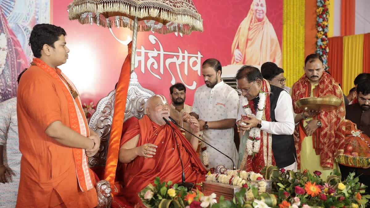 स्वामी रामभद्राचार्य का सीएम ने लिया आशीर्वाद, कोरबा के भवानी मंदिर में हो  रहा राम कथा का आयोजन