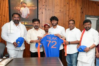 तिलक वर्मा की तेलंगाना के मुख्यमंत्री से मुलाकात, दिया ये खास गिफ्ट