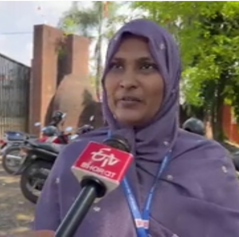 Woman Travel with Snake Five kilometers :