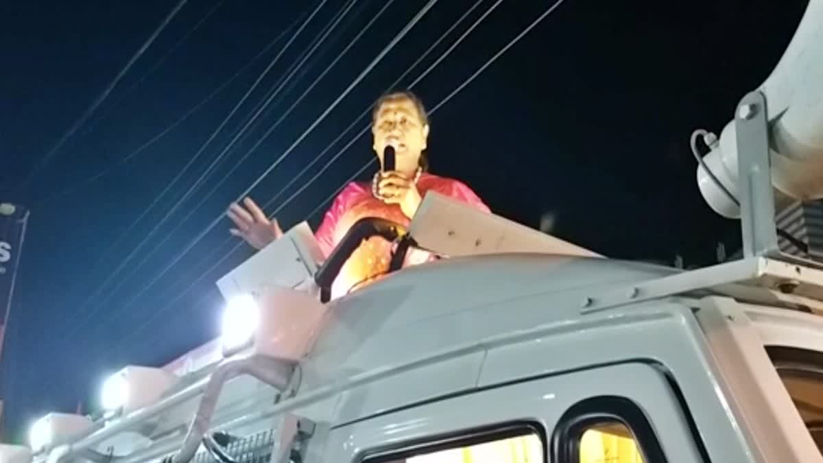 நூறு, பீரு, சோறு கொடுத்து மக்களை ஏமாற்றுகின்றனர் - யாரை குற்றம்சாட்டுகிறார் பிரேமலதா விஜயகாந்த்