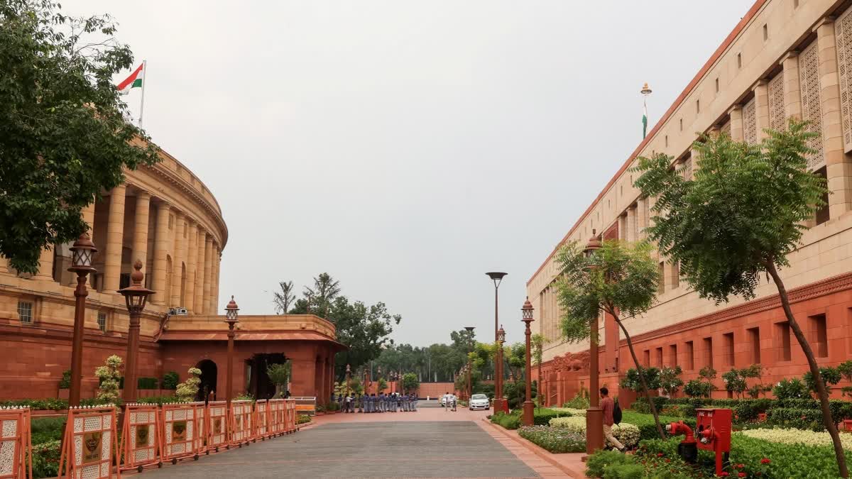 எதிர்க்கட்சிகள் தொடர்ந்து அமளி - மக்களவை நாளை வரை ஒத்திவைப்பு