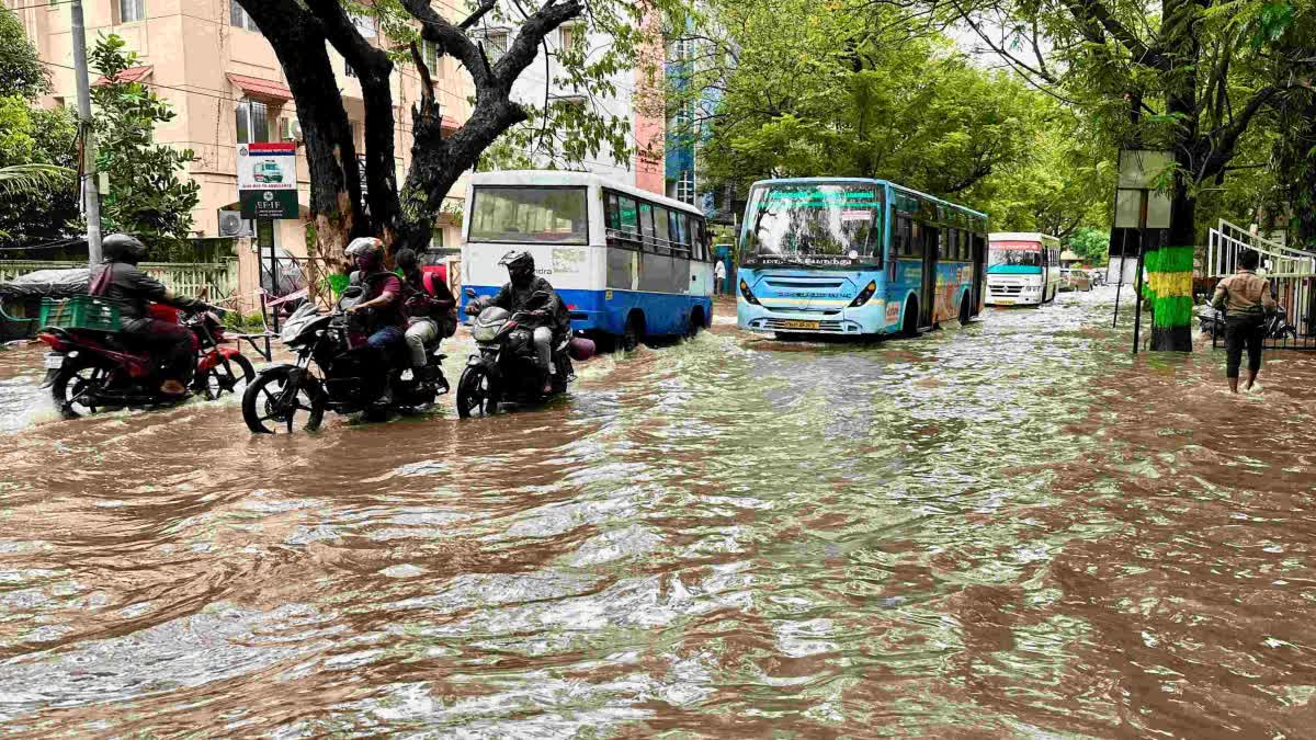சென்னையில் விடாது பெய்யும் மழை... குளம் போல் காட்சி அளித்த சாலைகள்