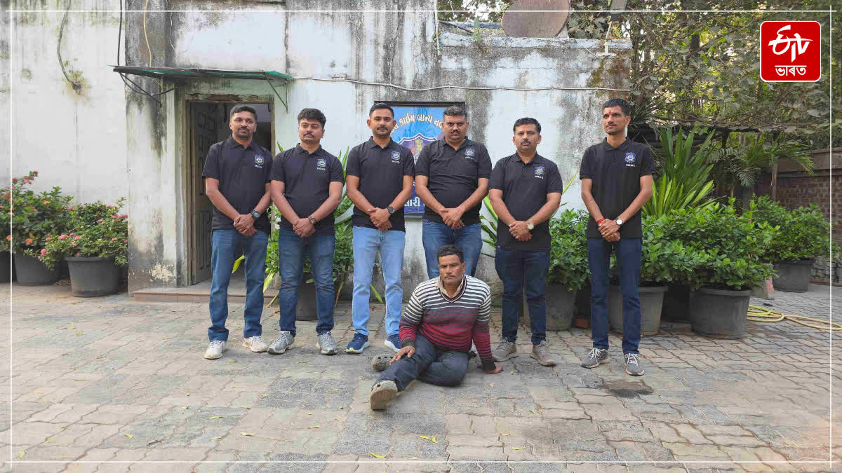 25 years after escaping from a sub-jail, accused was arrested by police who were disguised