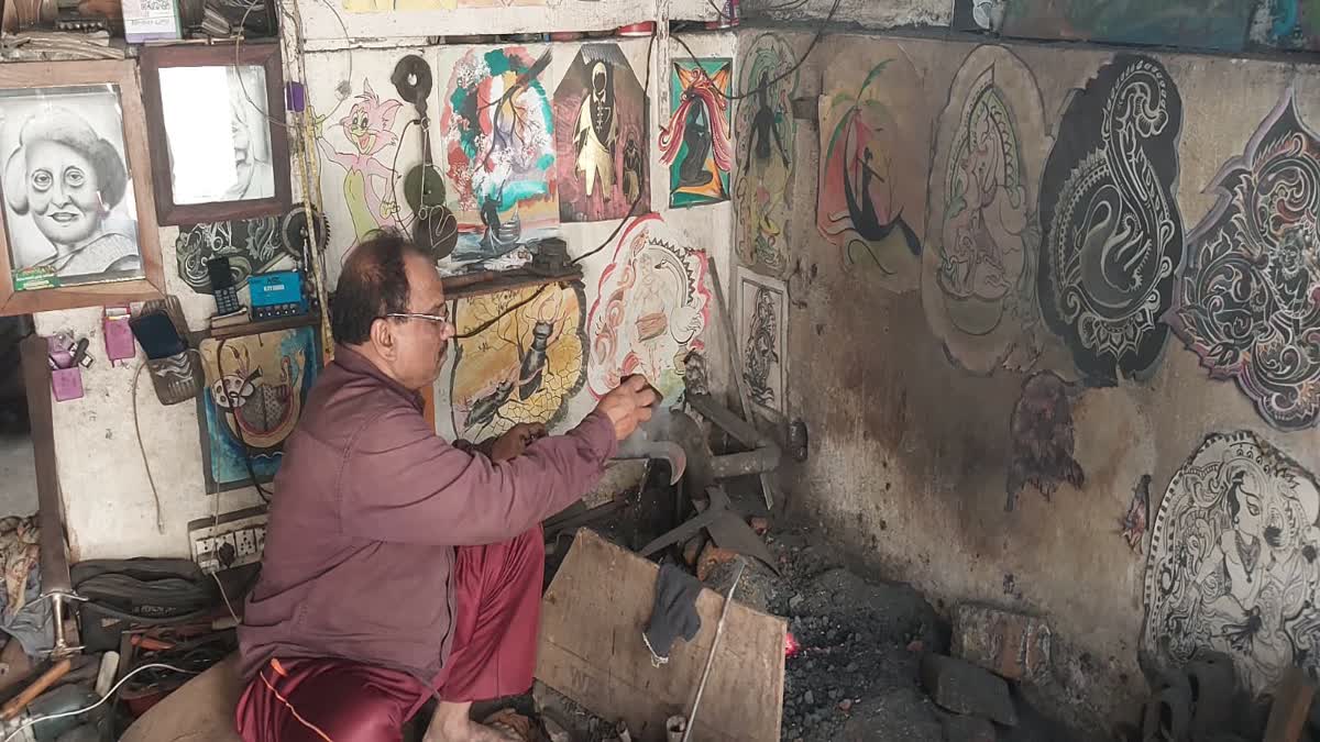 FORGE FULL OF PAINTINGS  KANNUR CHAPPARAPADAV  Paintings In Forge Of Ravi  Blacksmith Ravi In Kannur