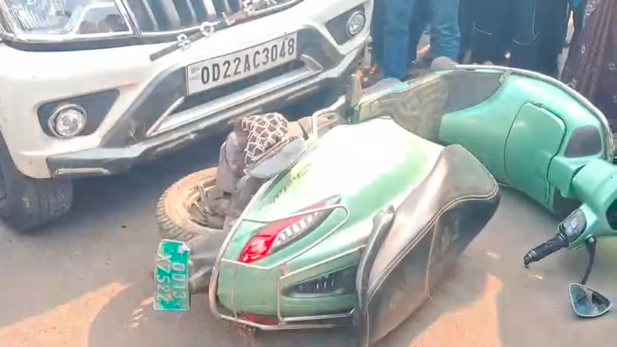 ପ୍ରଥମେ ସାଇକେଲ ଓ ପରେ ସ୍କୁଟର ଉପରେ ଚଢିଗଲା ବୋଲେରୋ ଗାଡ଼ି ।