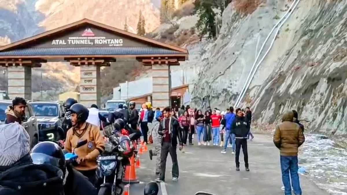 टूरिस्टों के लिए बंद हुआ रोहतांग दर्रा