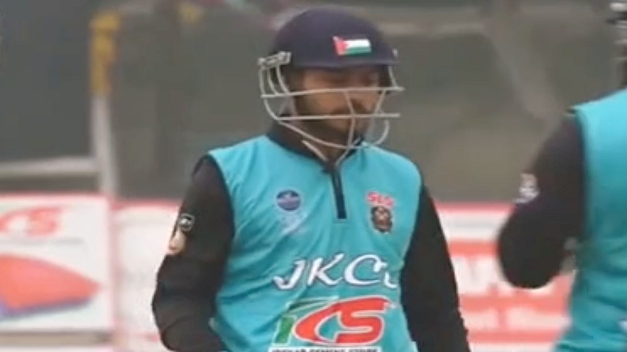 કાશ્મીરી ક્રિકેટરે હેલ્મેટ પર પેલેસ્ટાઇનનો ધ્વજ લગાવી મેદાનમાં ઉતર્યો