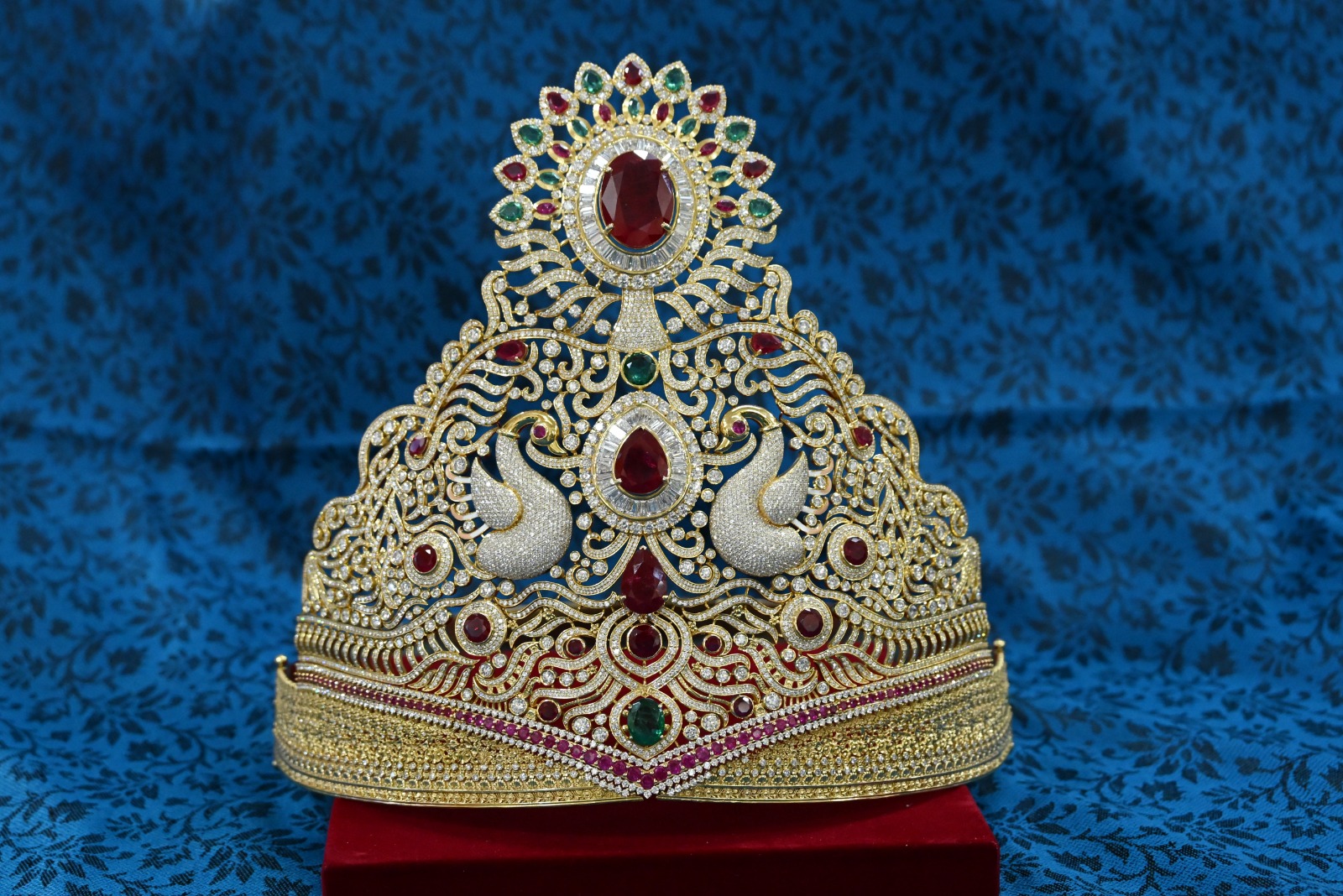 Pradeep Mohanty and his wife offer Rs 80-Lakh Crown To Sai Baba In Shirdi