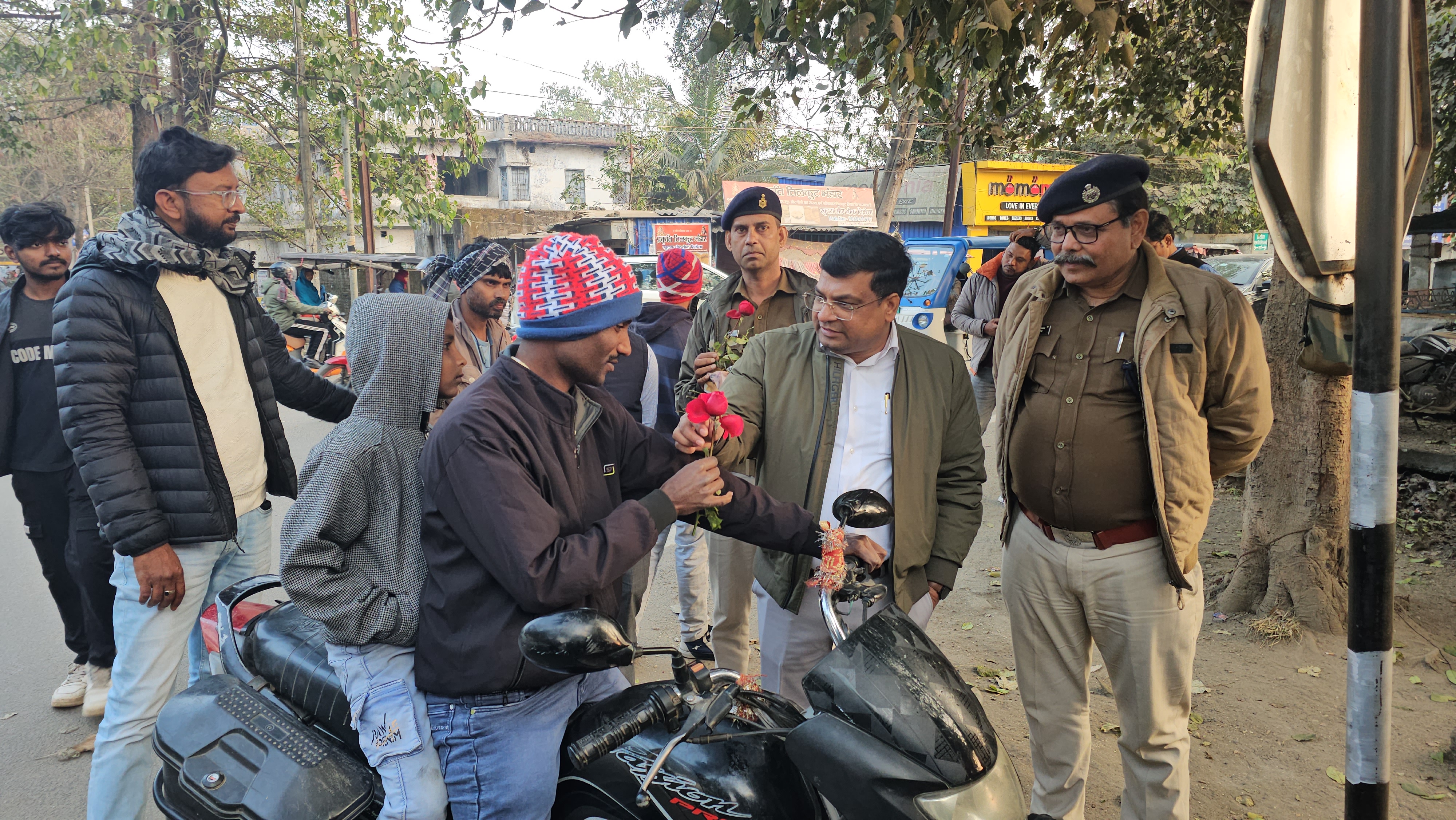 motivated to follow traffic rules by giving rose in hazaribag