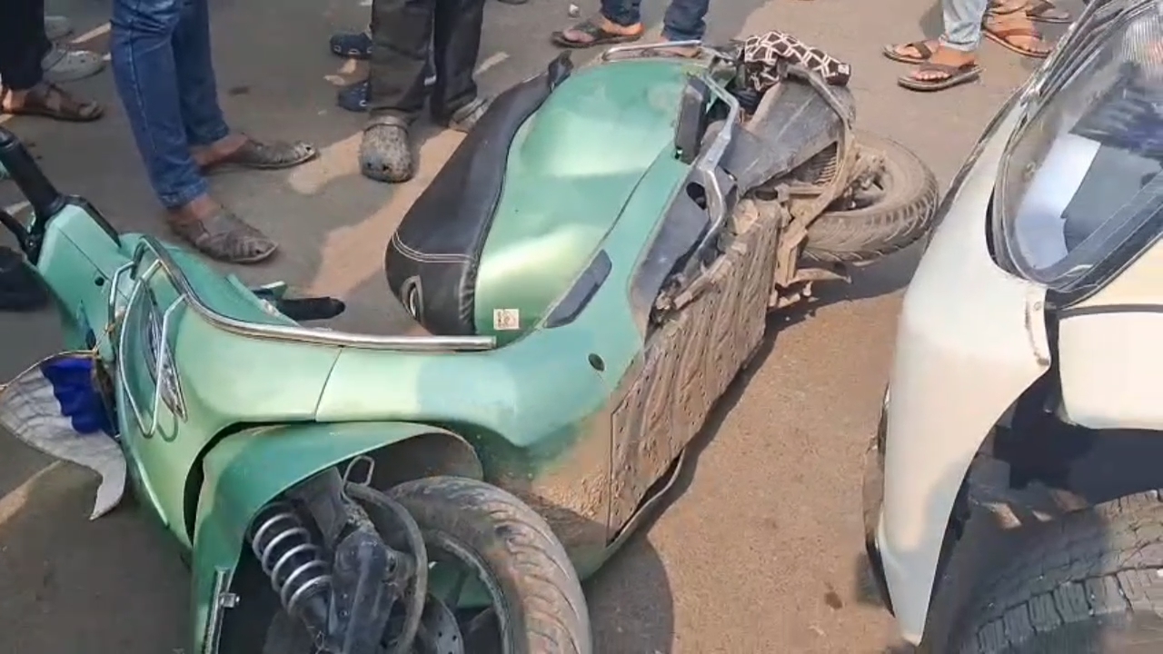 ପ୍ରଥମେ ସାଇକେଲ ଓ ପରେ ସ୍କୁଟର ଉପରେ ଚଢିଗଲା ବୋଲେରୋ ଗାଡ଼ି ।