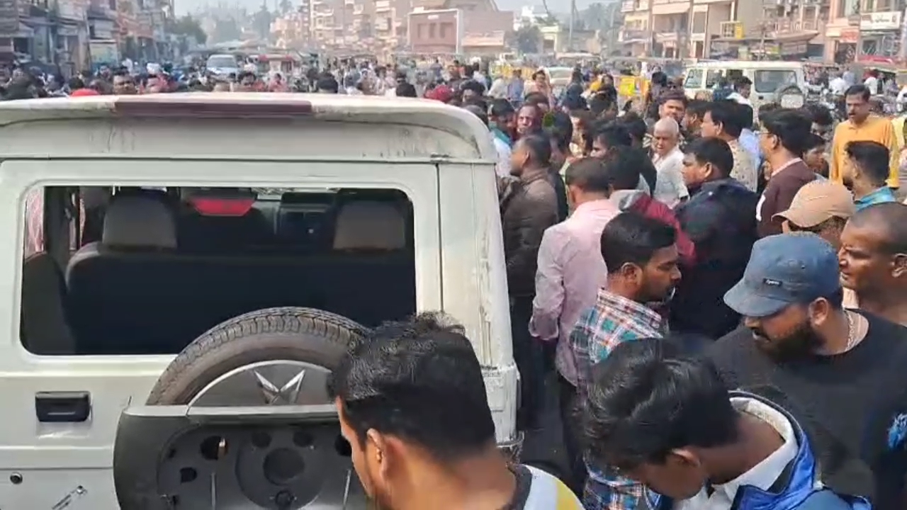 ଘଟଣାସ୍ଥଳରେ ଉତ୍ତେଜନା ପ୍ରକାଶ ପାଇଥିବା ବେଳେ ପୋଲିସ ପହଞ୍ଚି ଲୋକମାନଙ୍କୁ ବୁଝାସୁଝା କରିଛି।