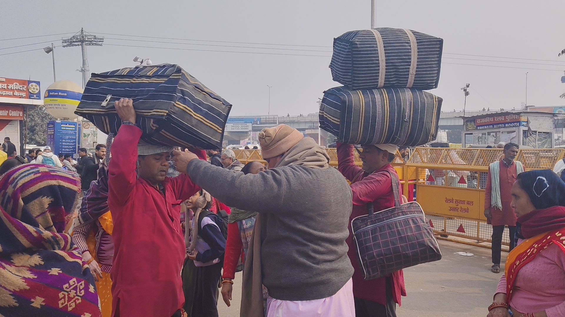 सिक्के से तय होती है कुलियों की बारी.