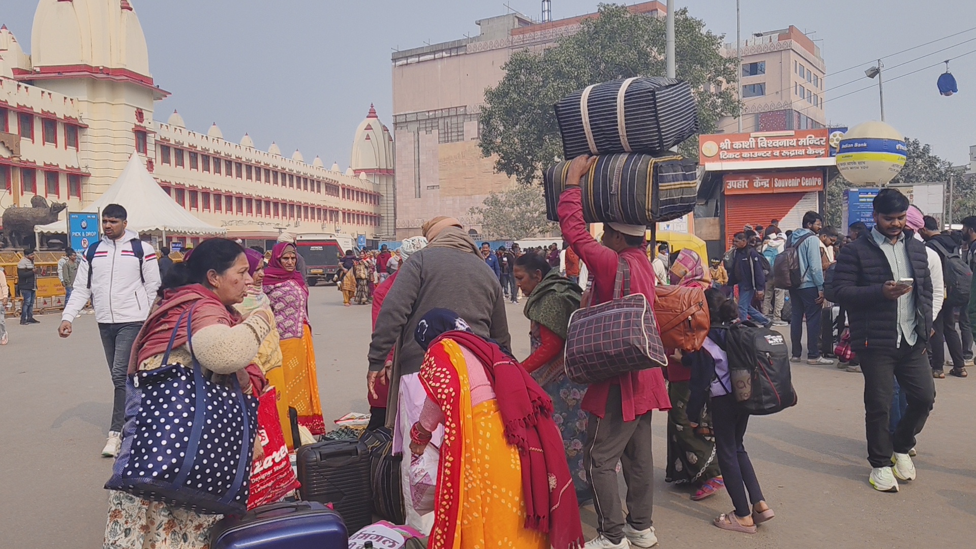 सिक्के से तय होती है कुलियों की बारी.