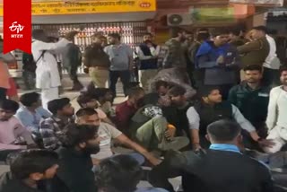 ललितपुर जिला महिला चिकित्सालय में प्रदर्शन करते परिजन.