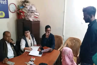 Husband-wife dispute over social media reaches family counselling centre.