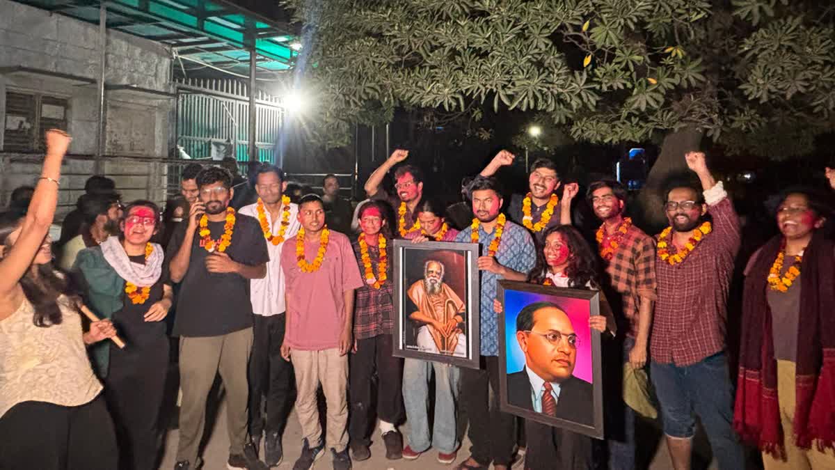 તિહાર જેલથી બહાર આવેલ JNU વિદ્યાર્થી સંગઠનના કુલ 14 પદાધિકારીઓ અને વિદ્યાર્થીઓ