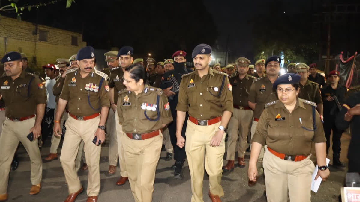 नोएडा में भारी पुलिस फोर्स का शक्ति प्रदर्शन