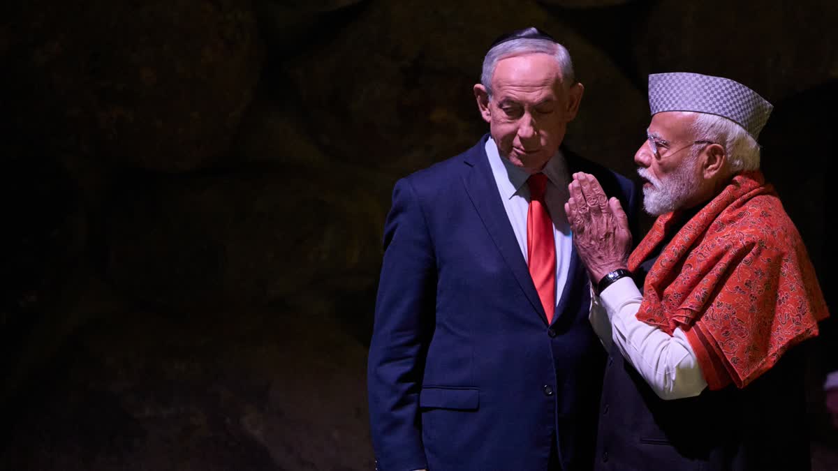 பிப்ரவரி 26 அன்று ஜெருசலேமில் உள்ள யாத் வாஷேம் ஹோலோகாஸ்ட் நினைவு அருங்காட்சியகத்திற்கு வருகை தந்த இஸ்ரேல் பிரதமர் பெஞ்சமின் நெதன்யாகு; அவருக்கு அருகில் இந்தியப் பிரதமர் நரேந்திர மோடி