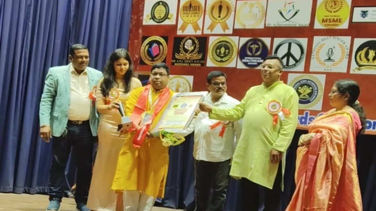 Bhubaneswar Auto Driver Bipin Harichandan Writes 150+ Poems, Dreams Of Publishing A Book