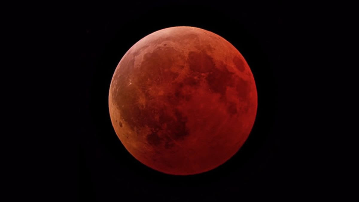 TOTAL LUNAR ECLIPSE  BLOOD MOON INDIA 2026  CHANDRA GRAHAN 2026