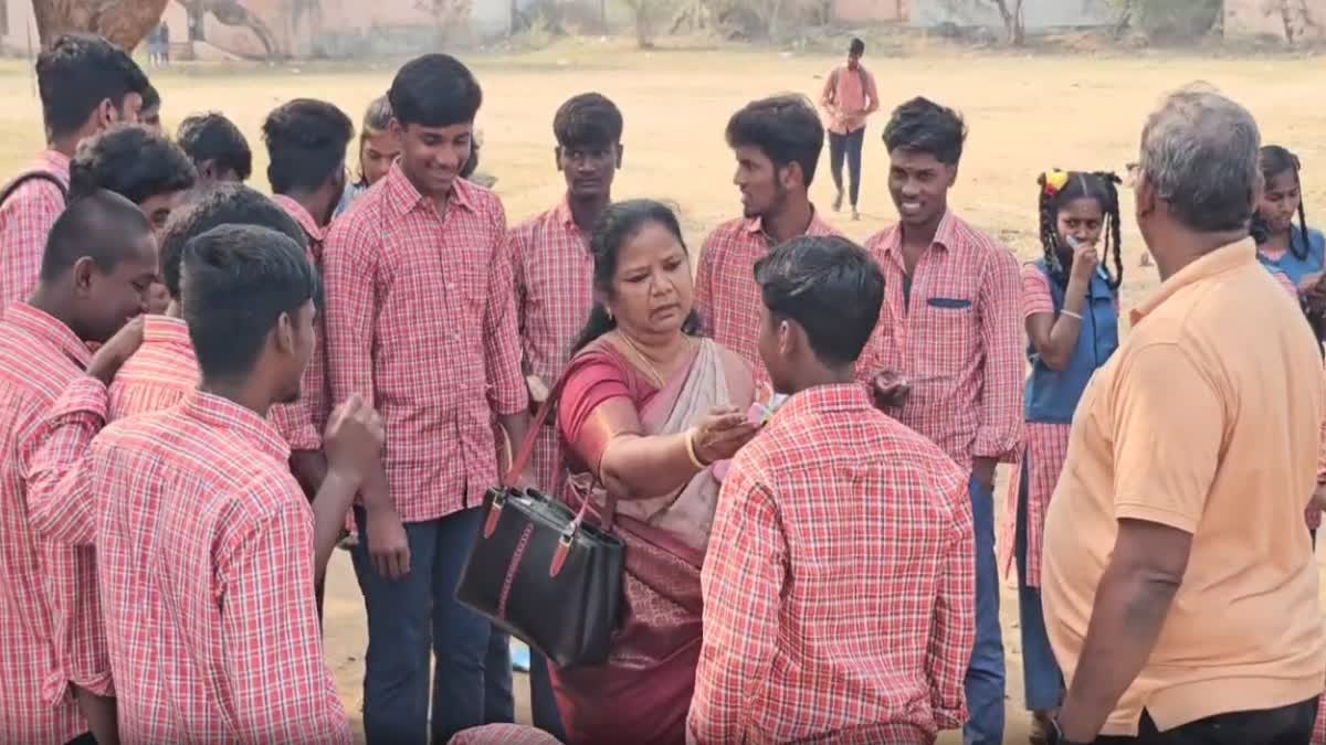 காலில் விழுந்து ஆசிர்வாதம் வாங்கிய மாணவன்