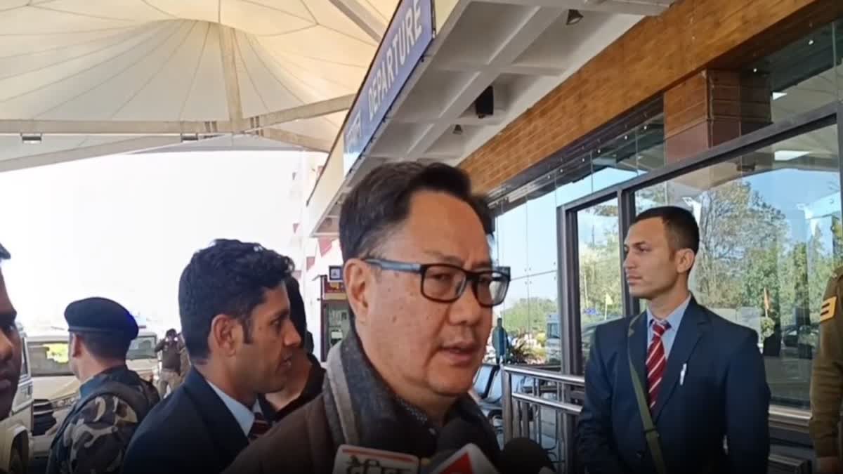 कांगड़ा एयरपोर्ट पर पहुंचे किरेन रिजिजू