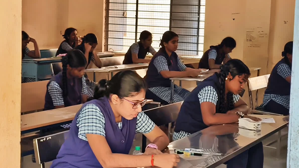 தேர்வெழுதும் மாணவிகள்